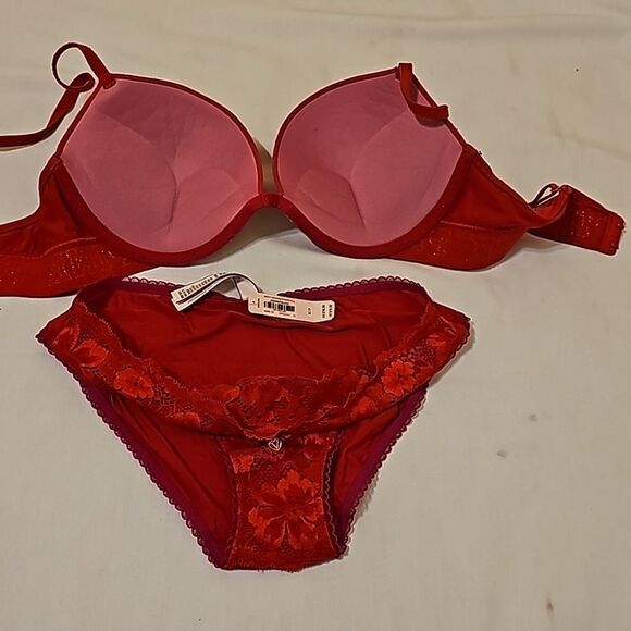 Victoria's secret bundle of bra and panties. - Picture 3 of 6